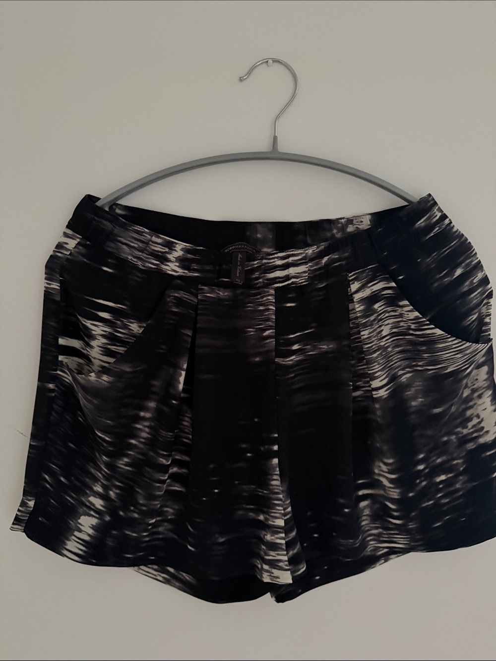 BCBGMAXARIZA Black & White Printed Women's Shorts LIKE NEW NEVER WEAR